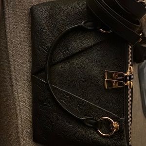 Louis Vuitton V tote BB